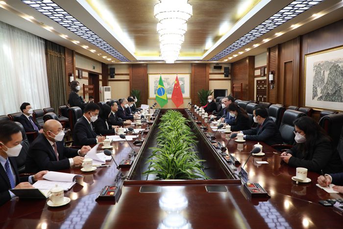 20230325 唐仁健会见巴西365bet娱乐场客户端_365bet娱乐场体育在线_约彩365app官方版下载和畜牧业部部长卡洛斯·法瓦罗.jpg